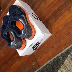 MENS Nike Air Max Size US10.5 (Dark Blue/ Orange)